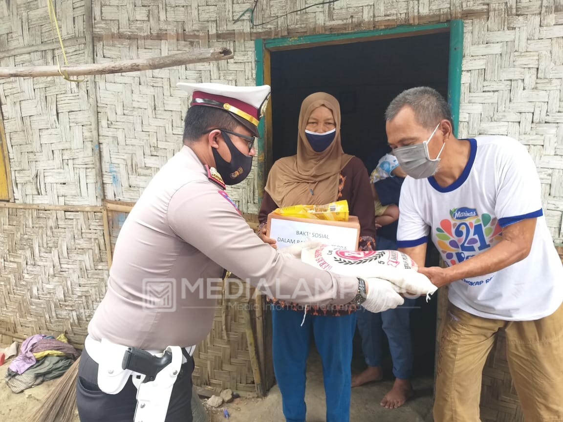 Baksos OZK, Satlantas Polres Lamteng Bagi Sembako