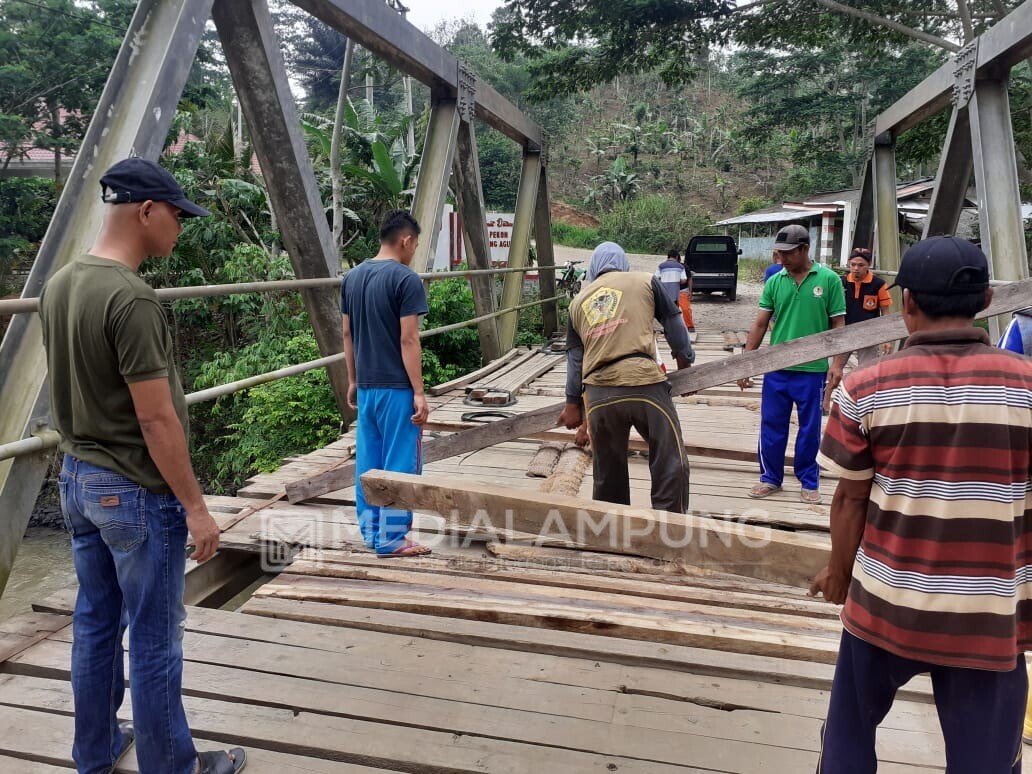 Lantai Jebol, Jembatan Waysemangka Kembali Diperbaiki Secara Swadaya