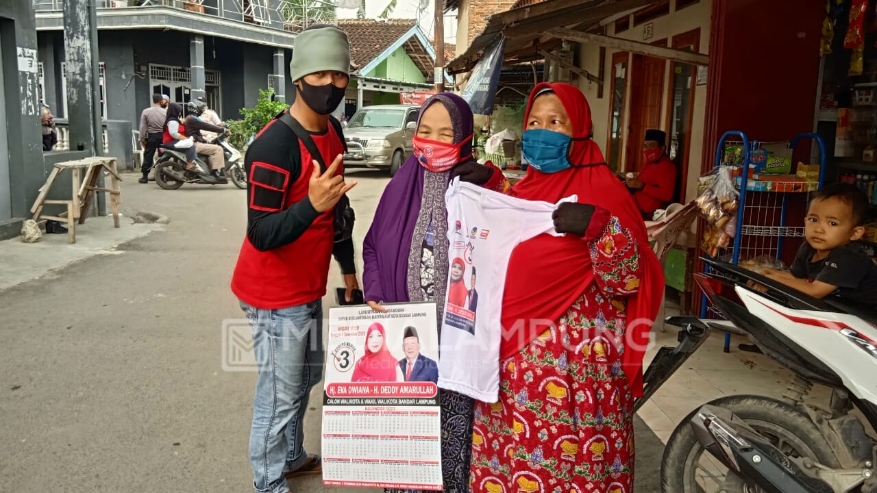 Tim Kampanye Eva-Deddy Bagikan Kalender dan Masker di Dua Kecamatan
