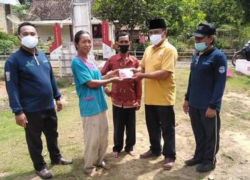 Peringati HKN, Puskesmas Bumi Baru Bagikan Masker di Tanjung Sari