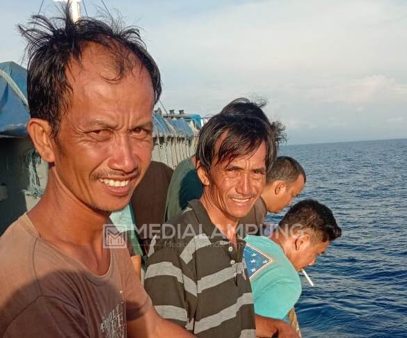 Dikabarkan Selamat, Dua Nelayan Hilang Dievakuasi Kapal Besar