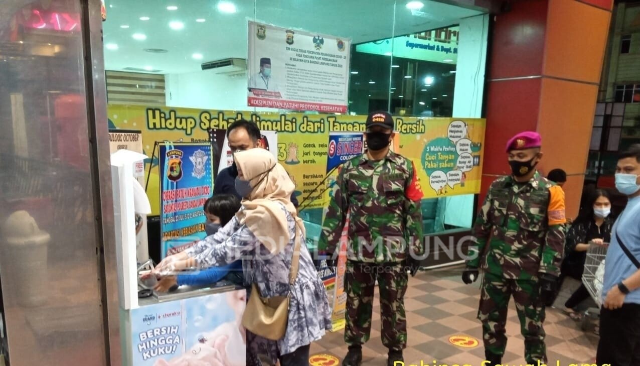 Anggota Kodim 0410/KBL Laksanakan Penertiban Prokes di Mall Chandra