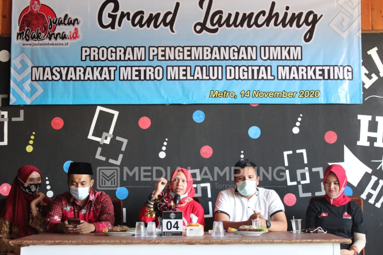 Bantu Pengembangan UKM Metro, Anna Launching Toko Jualanmbakanna.id