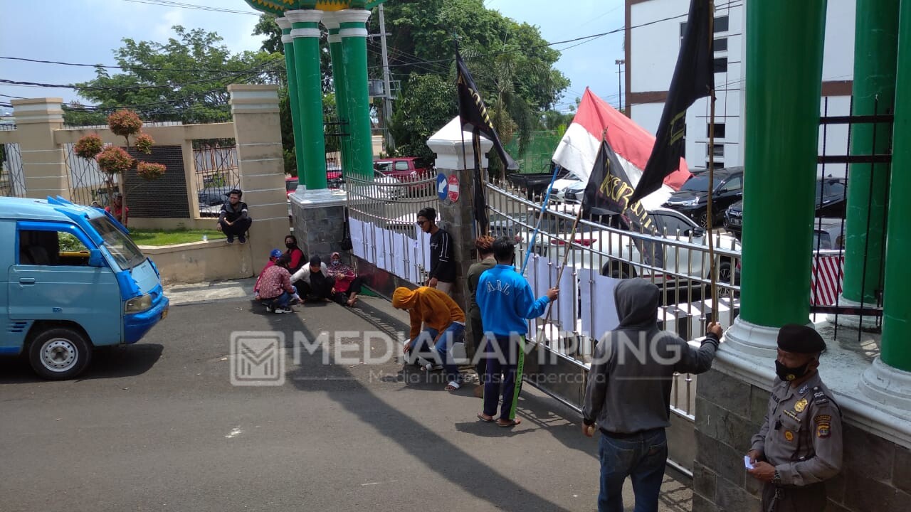 Diduga Dana Hibah Disunat, Keramat Gelar Aksi di Depan Kejati Lampung