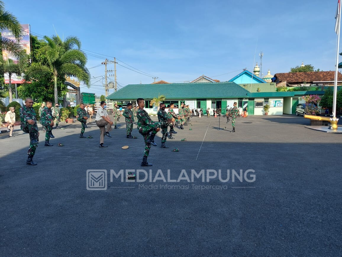 Personel Militer dan PNS Kodim 0410/KBL Senam Bersama