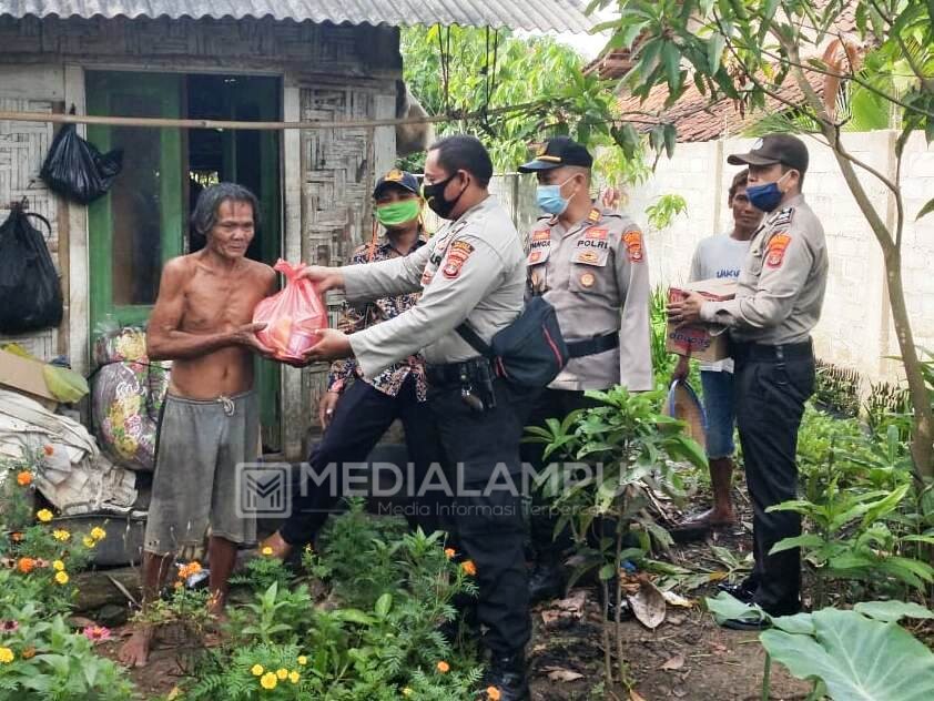 Hidup Sebatang Kara, Mbah Temu Terima Bantuan dari Polsek Trimurjo