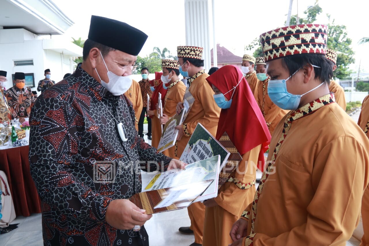Arinal Serahkan Bantuan Dana Pembinaan ke Peserta MTQ Asal Lampung