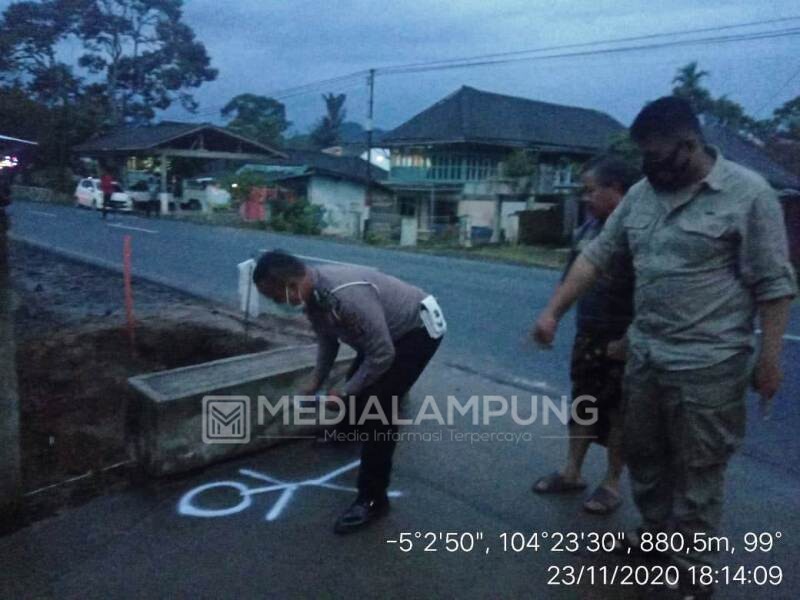 Satlantas Lakukan Olah TKP Lakalantas Maut di Jalan Nasional Pekon Mutaralam 