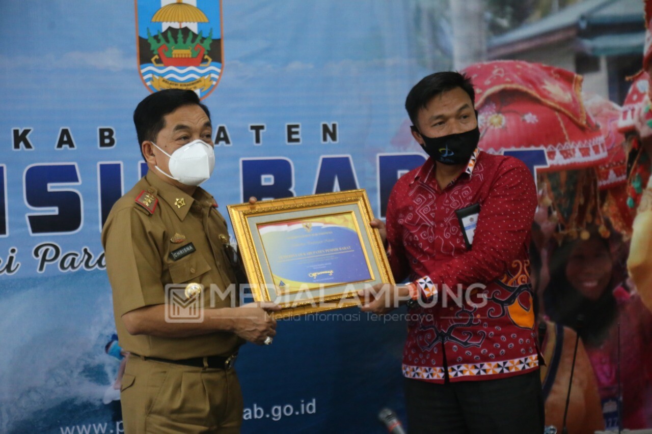 Pesbar Terima Piagam WTP untuk Pertama Kali