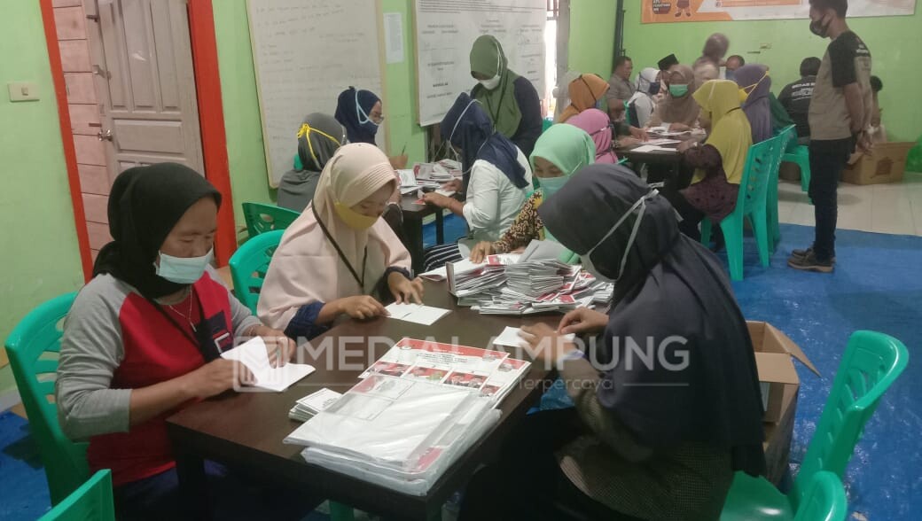 KPU Pesbar Mulai Sortir dan Lipat Surat Suara