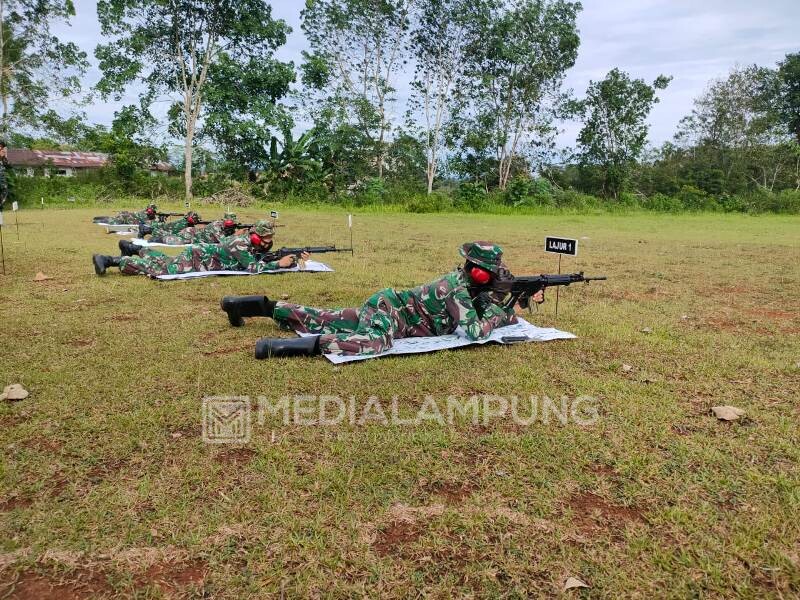 Anggota Kodim Latihan Menembak Senjata Ringan Triwulan IV