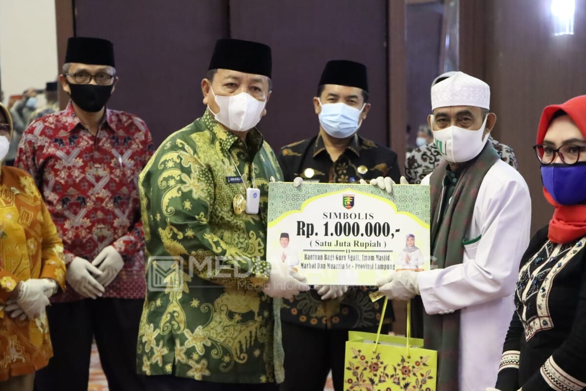 Arinal Beri Bantuan Guru Ngaji, Imam Masjid, Marbot dan Muazzin se-Lampung