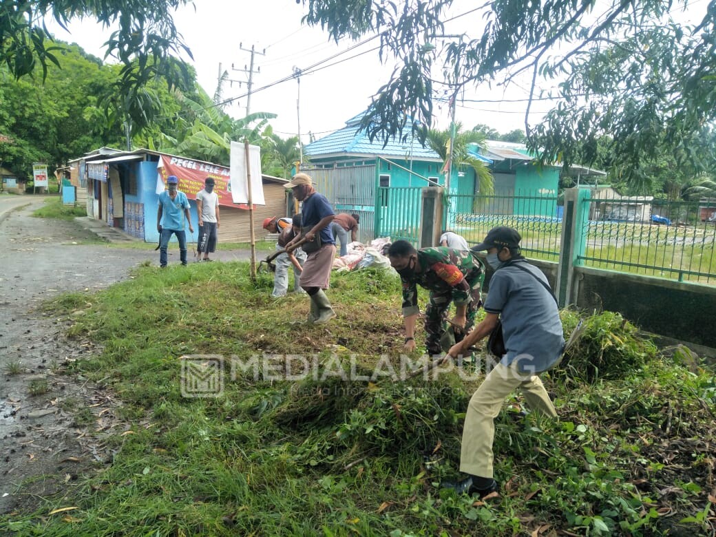 Babinsa Koramil Bersama Masyarakat Lakukan Jumat Bersih