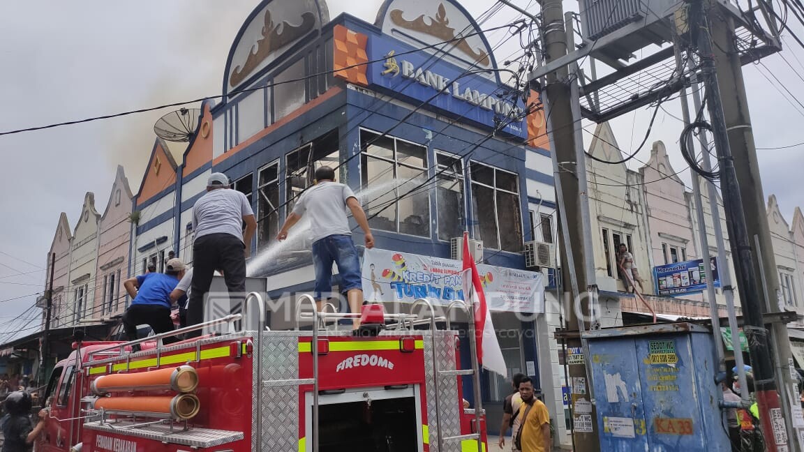 Akibat Korsleting AC, Bank Lampung Cabang Kotaagung Terbakar