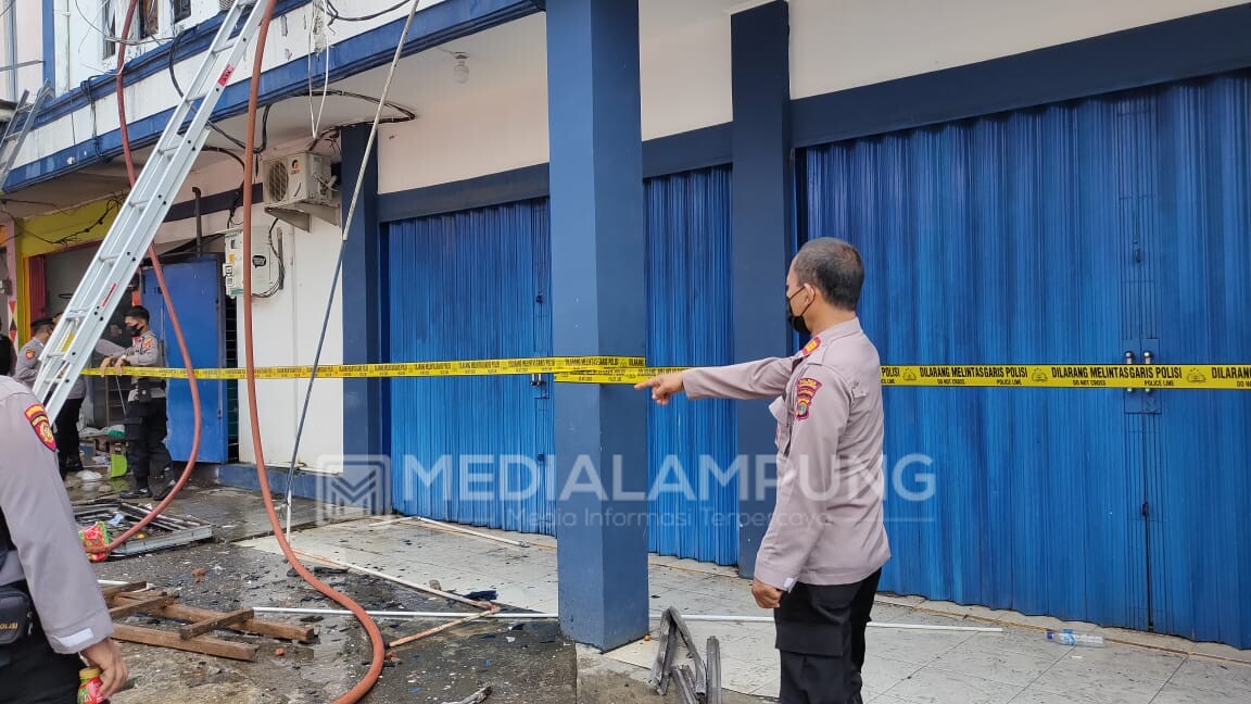 Empat Jam Lebih Berjibaku, Petugas Damkar Akhirnya Berhasil Padamkan Api