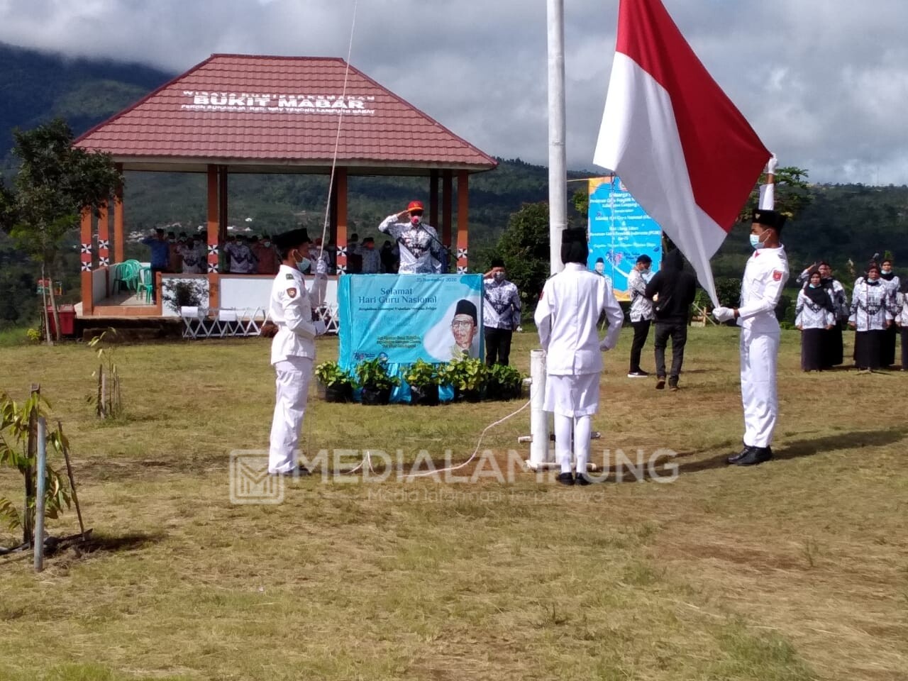 Parosil Pimpin Peringatan HUT PGRI dan HGN di Puncak Wisata Mabarjaya