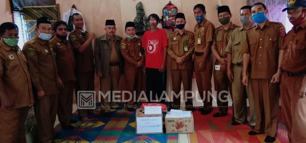 Keluarga Besar Madrasah Bantu Dua Siswa Korban Kebakaran 