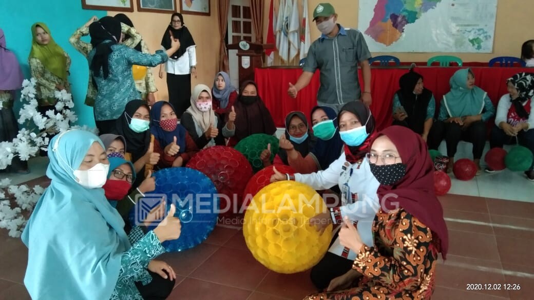 Camat Erna Apresiasi Kreatifitas Kaum Hawa Puramekar Sulap Sampah Jadi Pernak Pernik