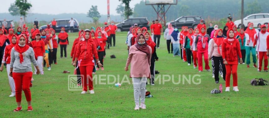 Bupati dan Ketua TP PKK Lamsel Awali Aktivitas Pagi dengan Senam Bersama Masyarakat