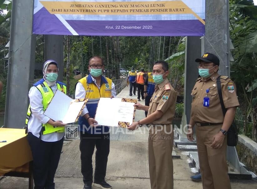 Kementerian PUPR Serahkan Aset Jembatan Gantung ke Pemkab Pesbar