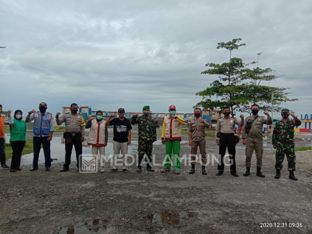Tim Gabungan Tertibkan Pengunjung Labuhan Jukung