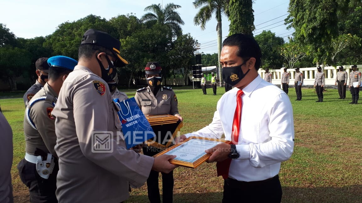Kapolres Way Kanan Beri Penghargaan Sebelas Personel Berprestasi