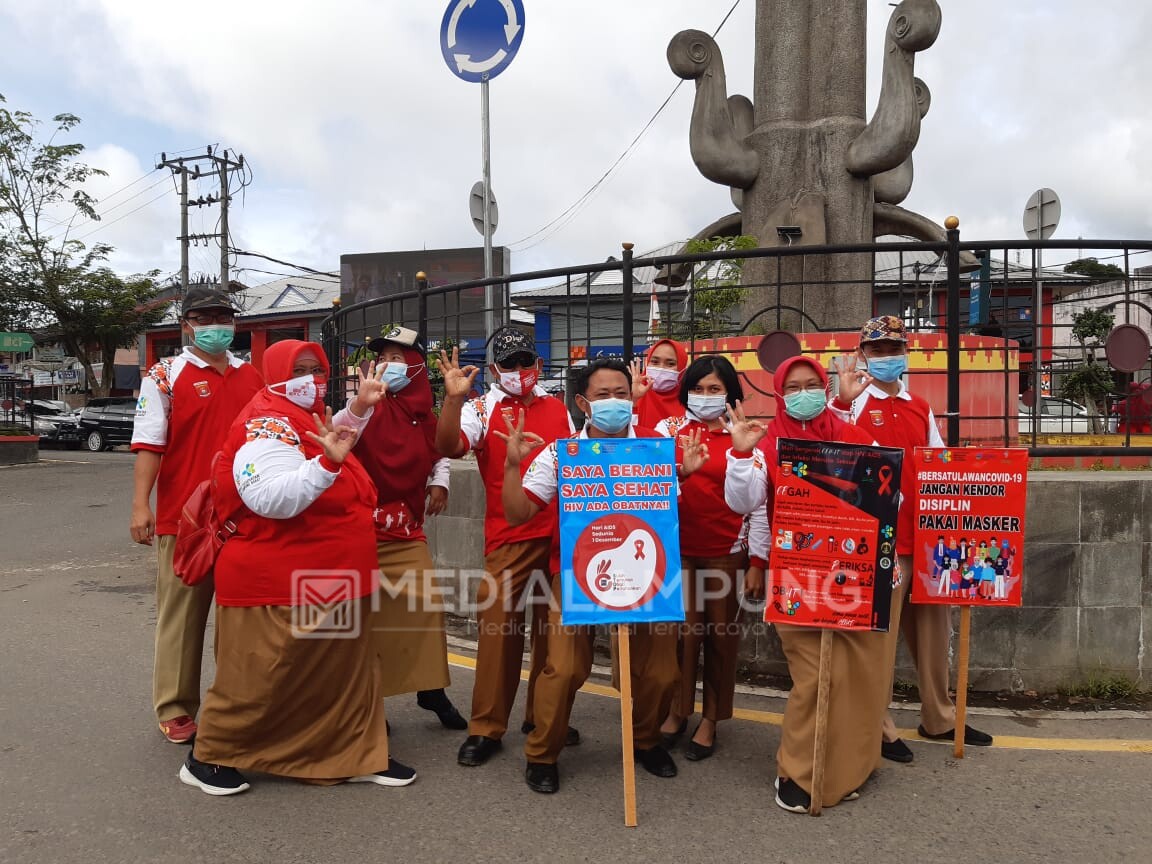 Peringati Hari AIDS Sedunia, Dinkes Lambar Bagikan Bunga Mawar, Hand Sanitizer dan Masker 