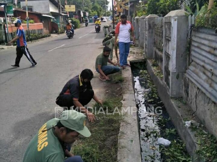 Ciptakan Lingkungan Nyaman dan Sehat, Kelurahan Enggal Intens Bersih-bersih
