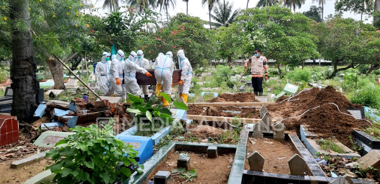 Babinsa Jajaran Kodim 0410/KBL Ikut Makamkan Jenazah Warga KBL