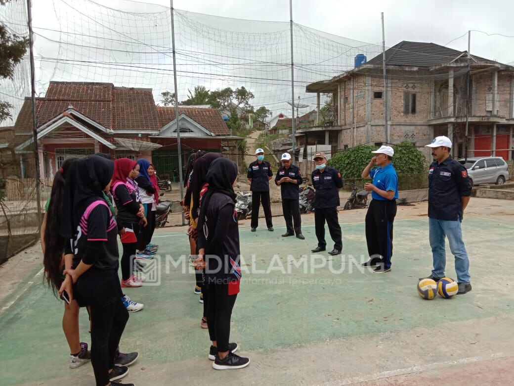 Camat Sutian Persiapkan Peserta Lomba Volly Perwosi Tingkat Kabupaten