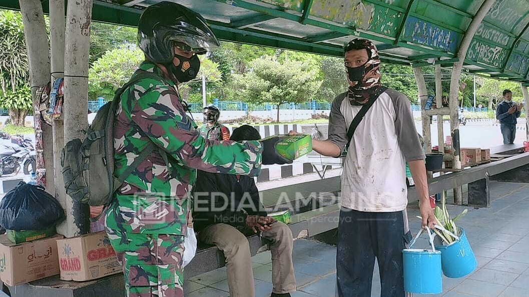Koramil Kedaton Berbagi Nasi Kotak