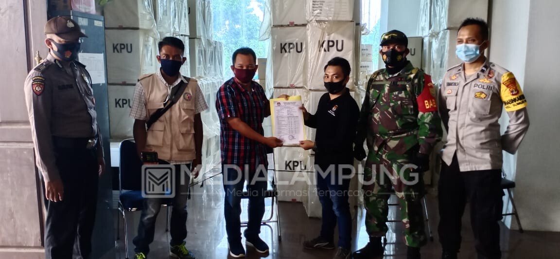 Babinsa Ikut Monitor Pendistribusian Logistik Pilwakot Bandarlampung