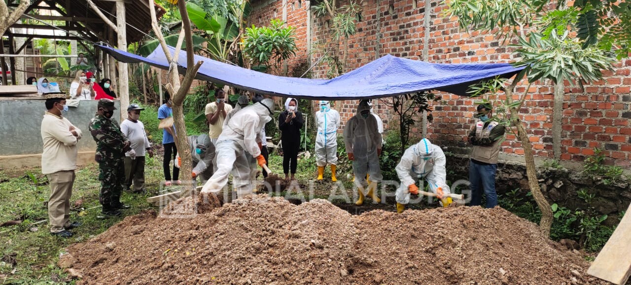 Serma Nokie Tirta Monitoring Prosesi Pemakaman Jenazah Pasien Covid-19