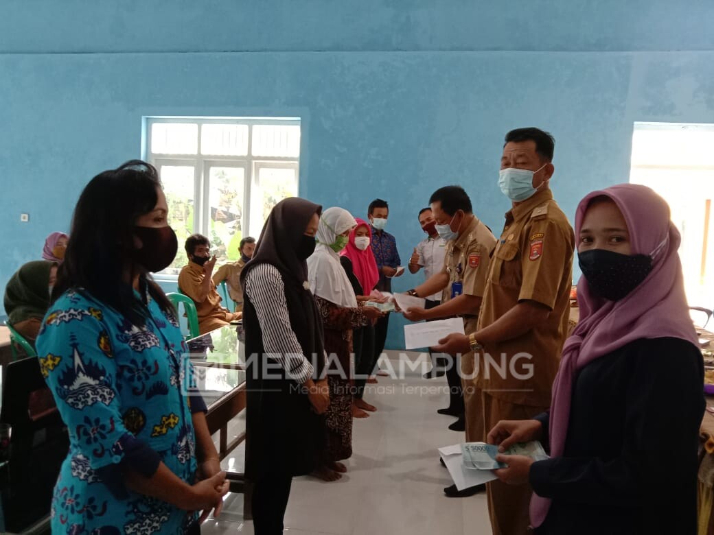 Lima KPM Warga Pekon Gunungterang Terima BLT-DD Gelombang III