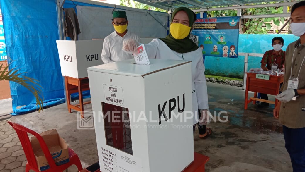 Nyoblos di TPS 03 Rawas, Erlina Targetkan 80 Persen Menang