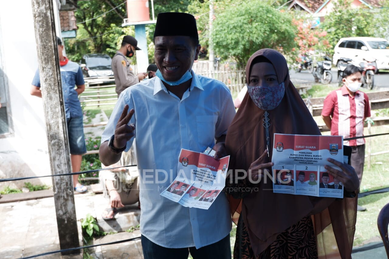 ALB dan Keluarga Salurkan Hak Pilih di TPS 1 Pekon Walur