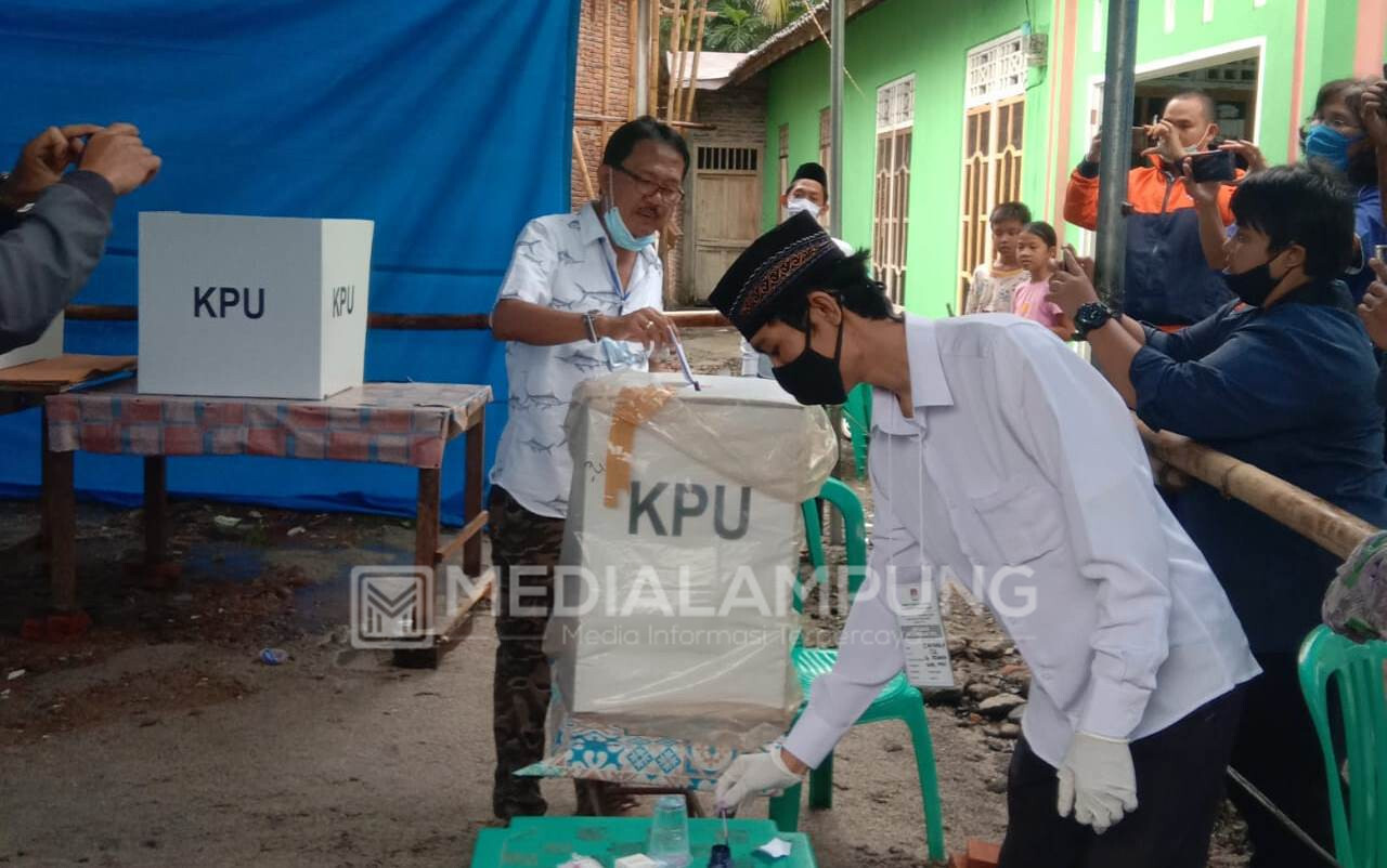 Bupati Pesbar Incumbent Nyoblos di TPS 02 Gunung Kemala