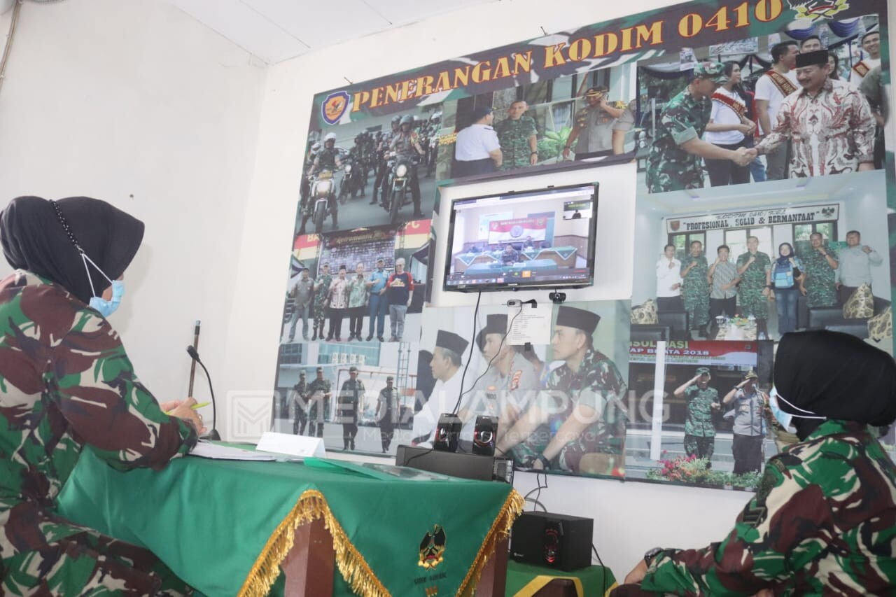 Pasi Pers Kodim Ikuti Vicon Rapat Evaluasi Bidang Personel Semester II