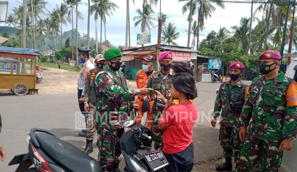 Babinsa Bersama Gugus Tugas Bagikan Masker Gratis