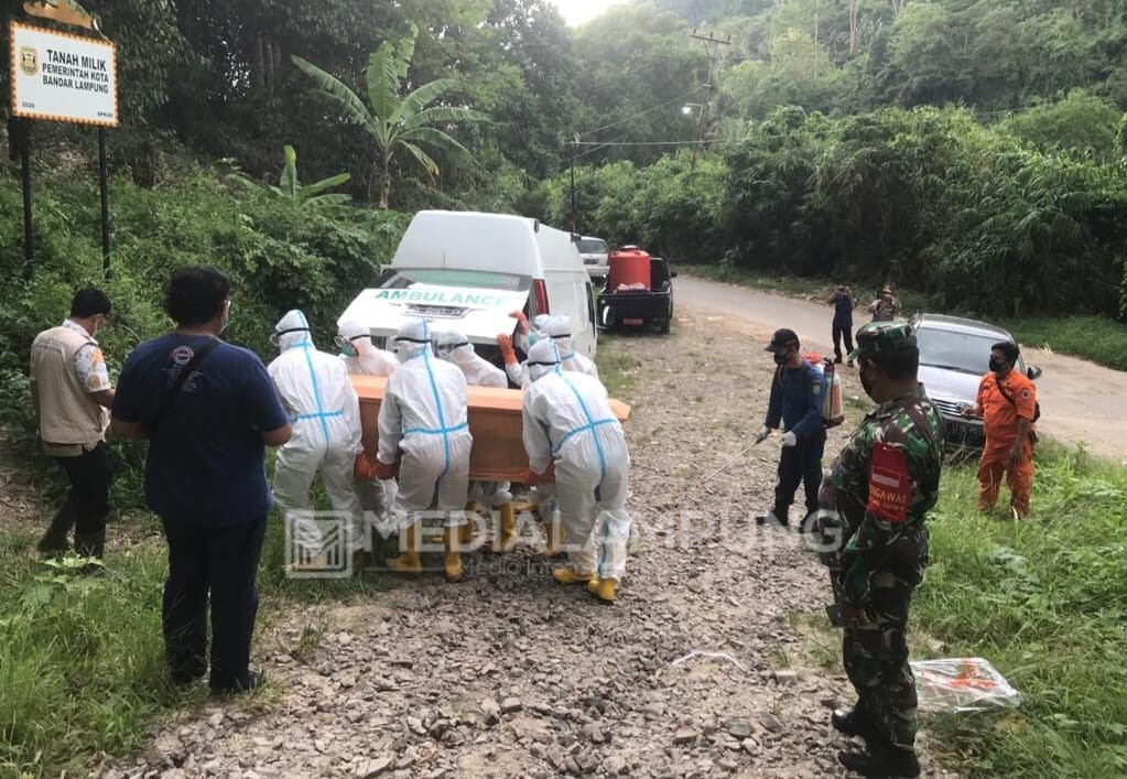 Hadiri Proses Pemakaman Pasien Covid-19