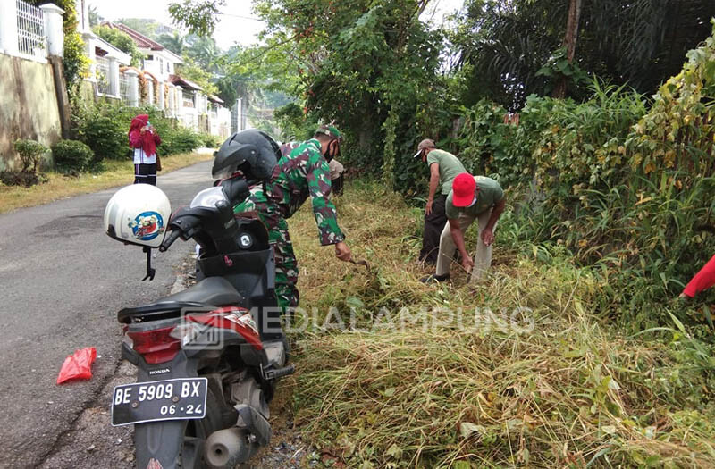 Babinsa Koramil Bersama Masyarakat Lakukan Bersih-bersih