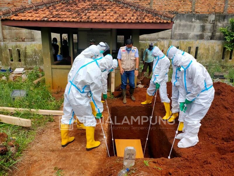 Babinsa Koramil 410-06 Hadiri Proses Pemakaman Pasien Covid-19