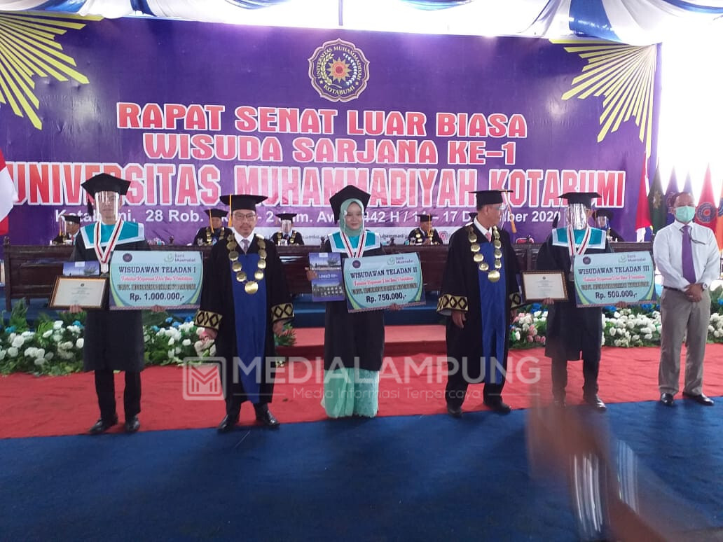 Enam Wisudawan Terbaik UMKO Dapat Apresiasi dari Bank Muamalat