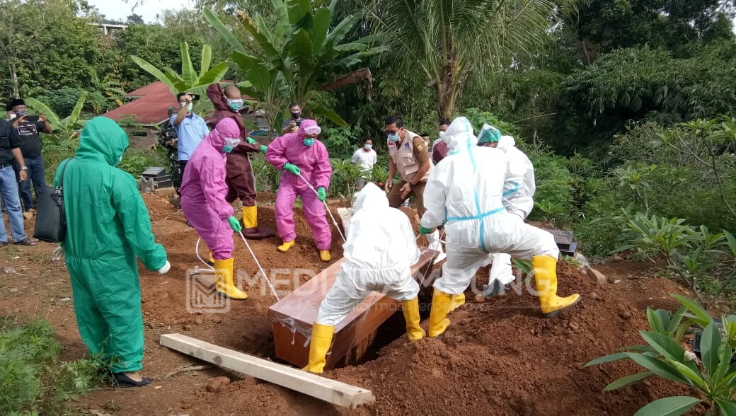 Tim Evakuasi Satgas Covid-19 Makamkan Jenazah Positif Corona