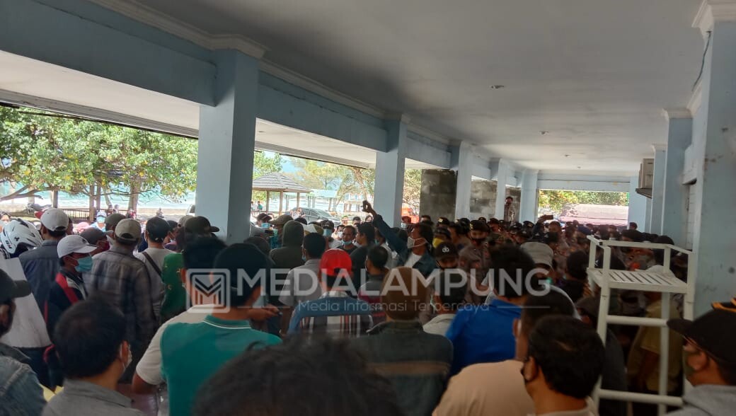 Pleno KPU Pesbar Terhenti, Massa Anarkis Lempari GSG Dengan Batu