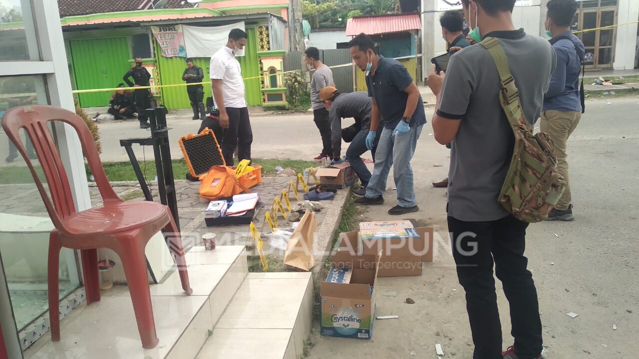Tim Penyidik Olah TKP Kerusuhan di Gerbang GSG Selalaw