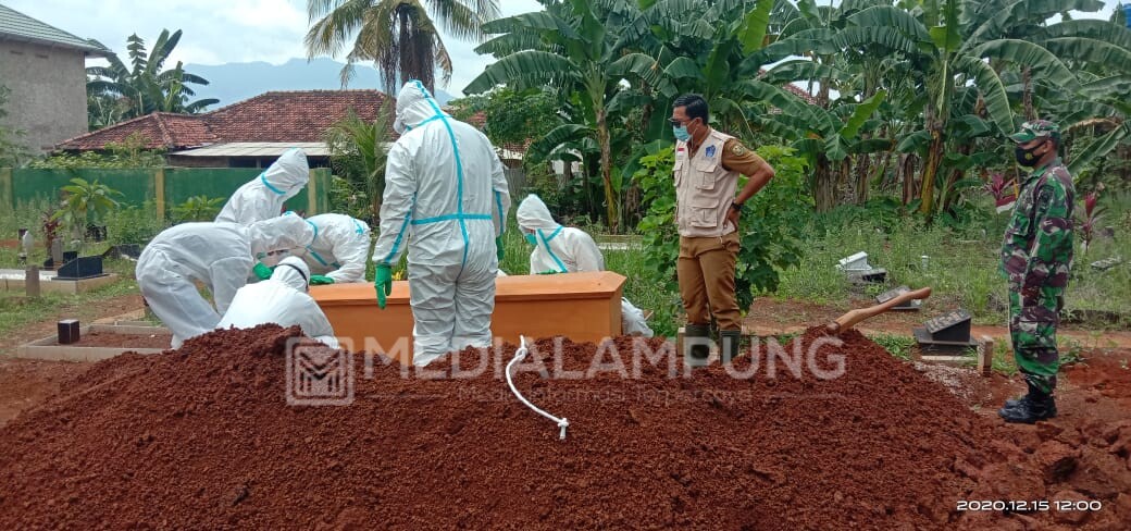 Babinsa Koramil 410-05 Monitor Prosesi Pemakaman Pasien Covid-19