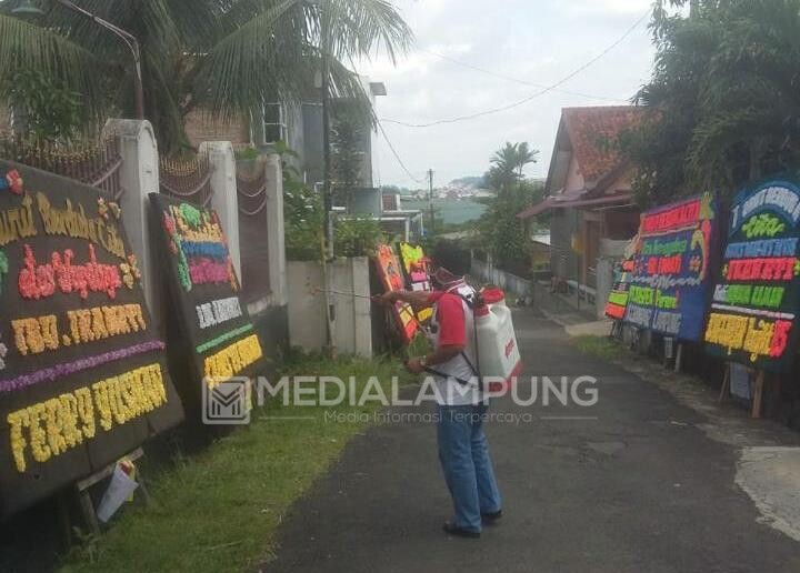 Lurah Enggal Lakukan Penyemprotan Desinfektan di Tempat Orang Meninggal