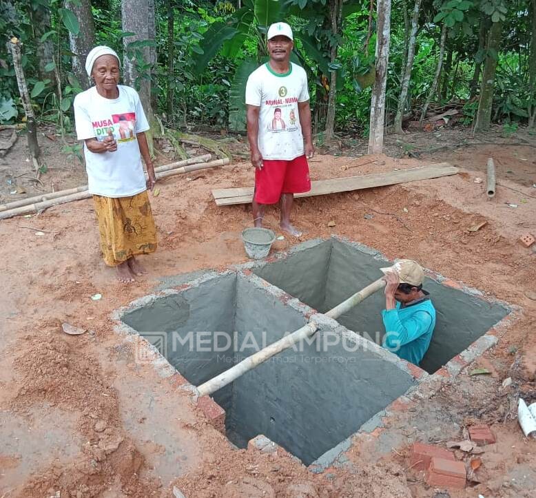Kurangi Tingkat BABS, PT GMP Bantu Buatkan Jamban untuk 9 KK