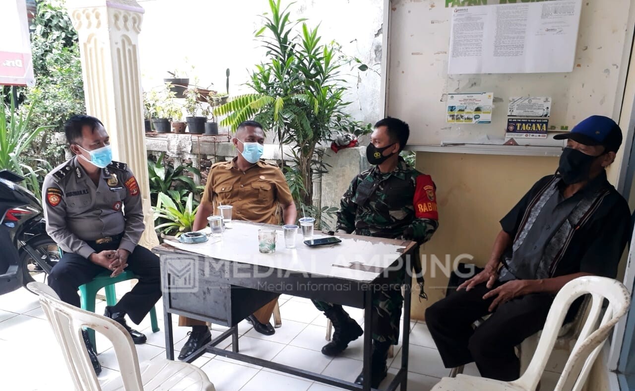 Babinsa Koramil Gelar Komsos di Tanjungkarang Pusat